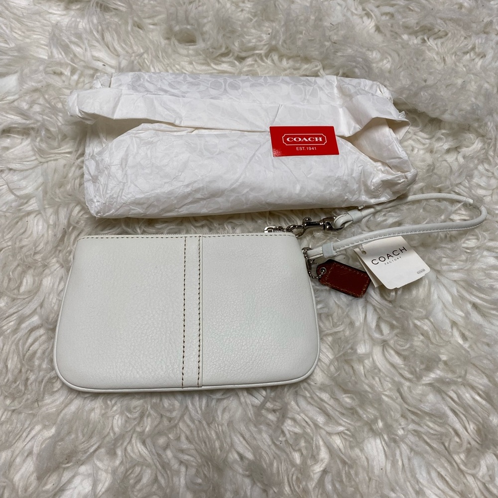 New Coach Wristlet White Zip Closure with Hang Tag